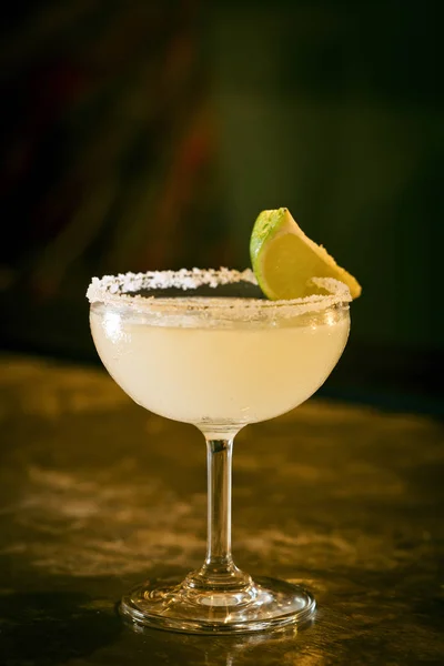 Mexikanischer Limettenmargarita Cocktail-Drink in der Bar — Stockfoto