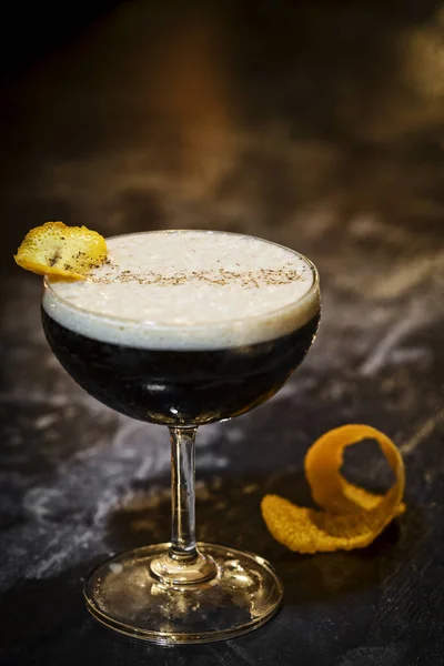 Expresso cofeee martini cocktail drink no bar — Fotografia de Stock