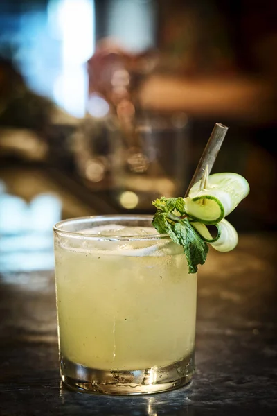 Concombre citron menthe vodka cocktail boisson au bar — Photo