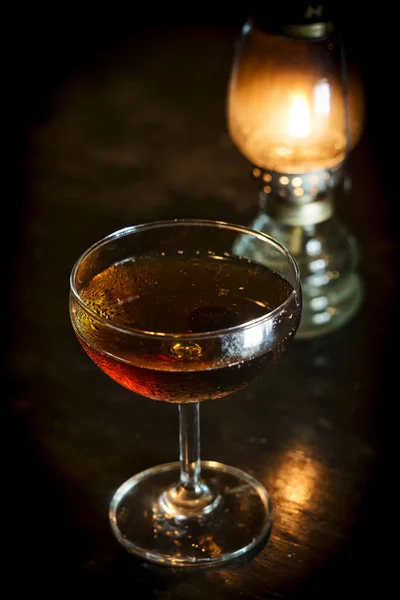 Cocktail di manhattan classico whisky drink nel bar — Foto Stock