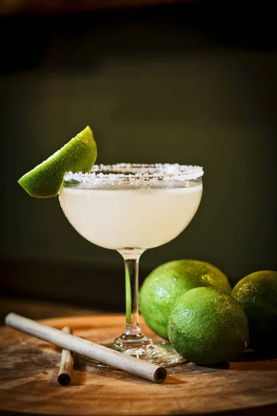 Mexikanischer Limettenmargarita Cocktail-Drink in der Bar — Stockfoto