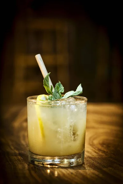 Minze Julep Cocktailgetränk in der Bar — Stockfoto