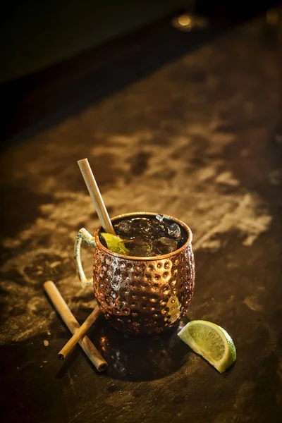 Würziger Rum Zimt Limetten Cocktail-Drink in der Bar — Stockfoto