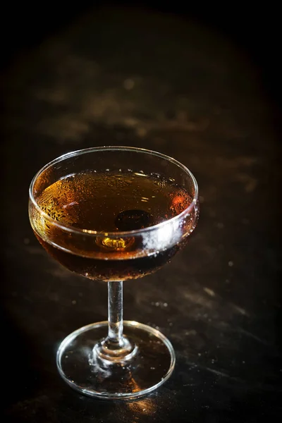 Cocktail classique au whisky manhattan au bar — Photo
