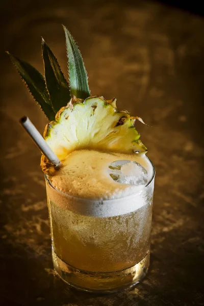 Ananas mangue rhum tropical cocktail boisson dans le bar — Photo
