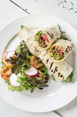 sığır eti ve salata Meksikalı börek sarma rulo