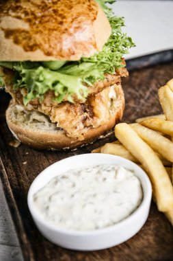 Balık filetosu burger patates kızartması ve Remoulade dizi yemek