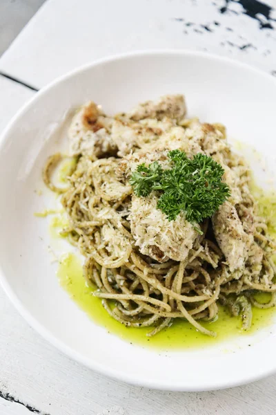 Comida italiana espaguetis de pollo y queso con salsa de pesto — Foto de Stock