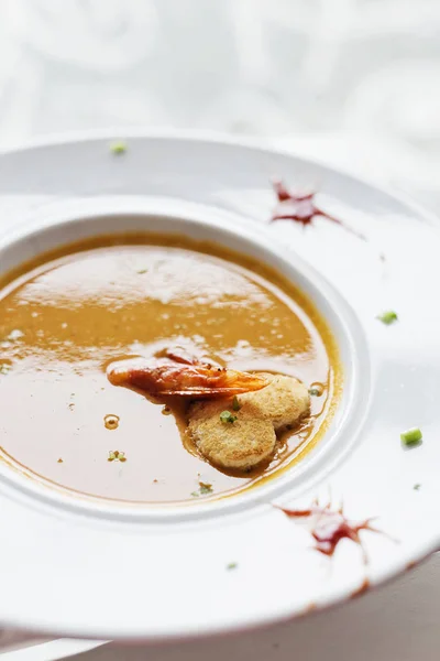 Gourmet cremoso picante sopa de camarones mariscos — Foto de Stock