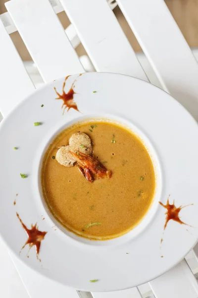 Gourmet cremig würzige Meeresfrüchte Garnelensuppe — Stockfoto