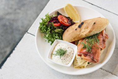ekşi krema ve yumurta ile sağlıklı taze füme somon sandviç 