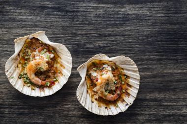 pişmiş Kral baharatlı domates ve ot soslu karides 