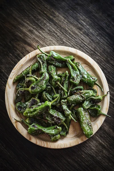 Pimientos padron grelhados pimentas verdes espanhol tapas lanche — Fotografia de Stock