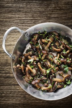 Kızarmış shiitake mantar sarımsak ot ve zeytinyağı snack