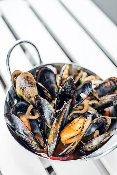 Baharatlı sarımsak şarap deniz ürünleri sos haşlanmış taze midye — Stok fotoğraf