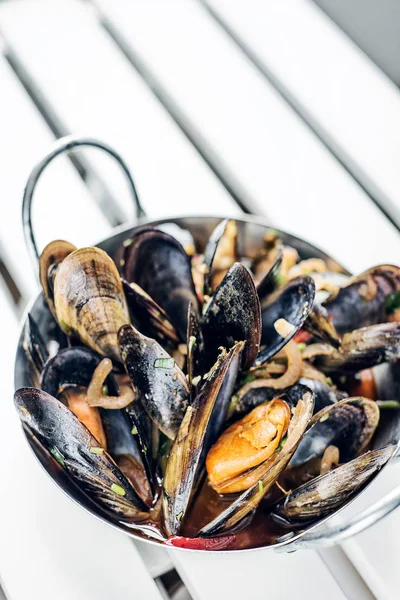 Mexilhões frescos cozidos em molho picante de frutos do mar de alho — Fotografia de Stock