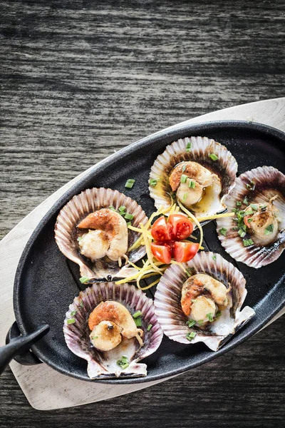 亚洲甜酸味海鲜 sauc 新鲜蒸的美食干贝 — 图库照片