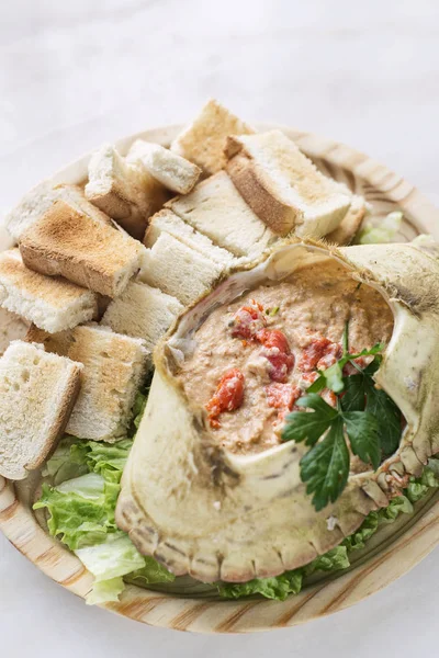 Mousse de creme de frutos do mar de caranguejo fresco com lanche de tapas torradas — Fotografia de Stock