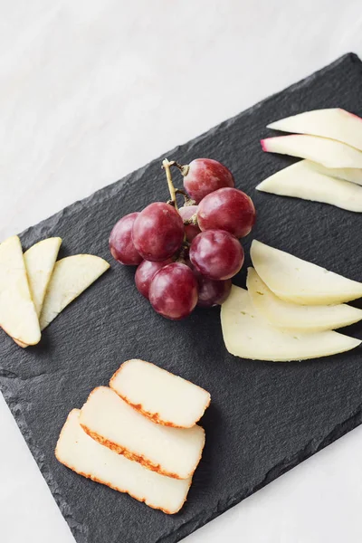 Gourmet blandad ost styrelsen tapas förrätt med äpple och vindruvor — Stockfoto