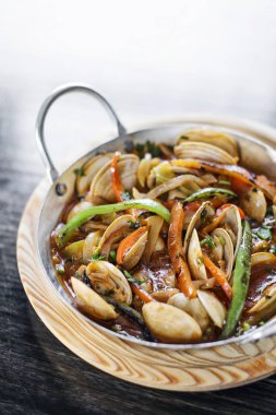 gurme deniz tarağı ve sebze deniz ürünleri baharatlı domates soslu güveç