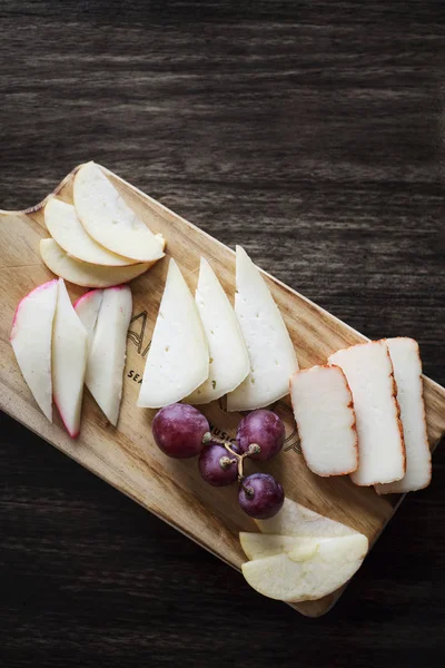 Blandade portugisiska tapas mellanmål ostbricka med äpple och druva — Stockfoto