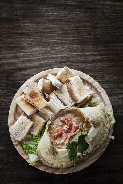 Mousse di crema di frutti di mare di granchio fresco con snack di tapas tostate — Foto Stock