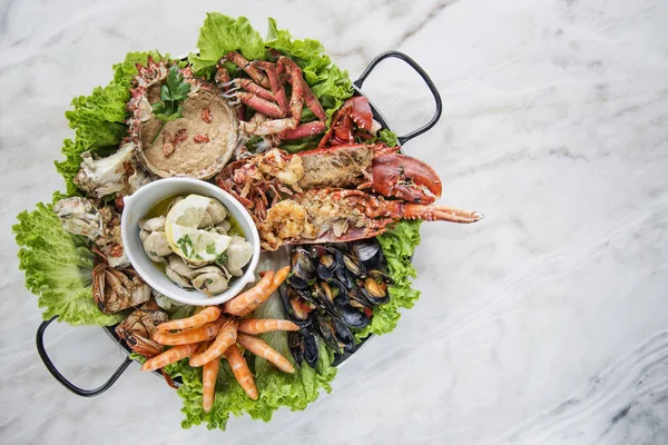 Campuran makanan laut segar pilihan gourmet mengatur piring makan di atas meja — Stok Foto