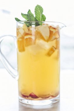 beyaz şarap ve meyve sangria kokteyl içki kabı