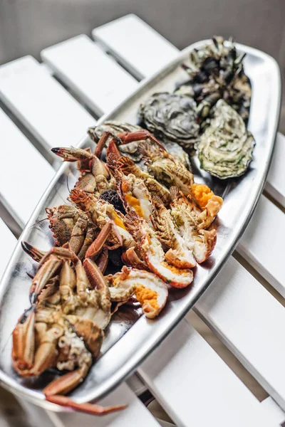 混合新鲜的海鲜选择美食套盘餐上桌 — 图库照片