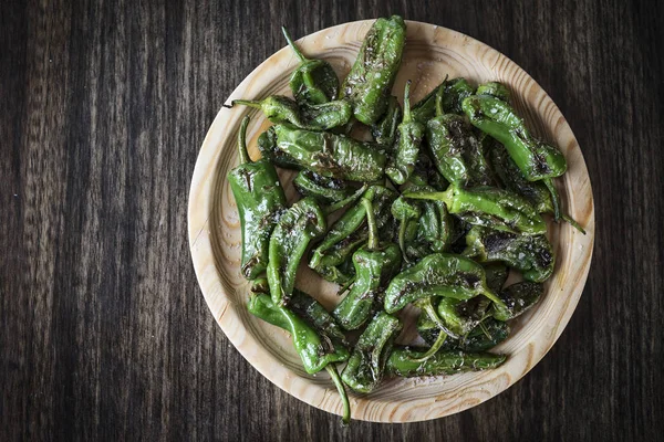 Pimientos padron peperoni verdi grigliati tapas spagnole spuntino — Foto Stock