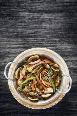 gurme deniz tarağı ve sebze deniz ürünleri baharatlı domates soslu güveç