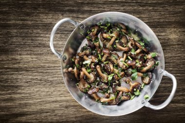 Kızarmış shiitake mantar sarımsak ot ve zeytinyağı snack