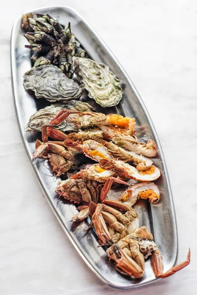 Gemischte frische Meeresfrüchte Auswahl Gourmet-Servierplatte auf dem Tisch — Stockfoto