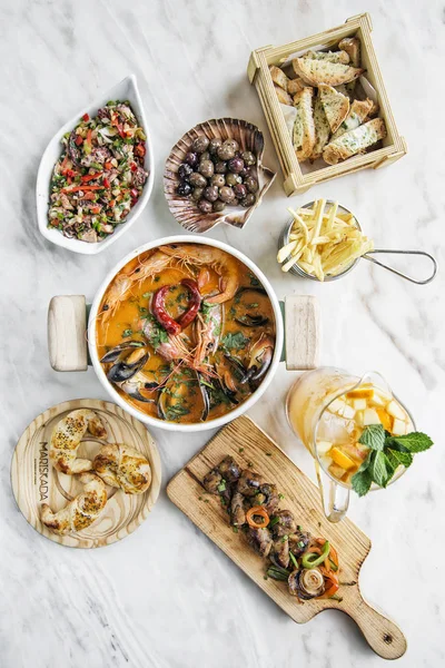 Selección mixta de mariscos comida gourmet en la mesa —  Fotos de Stock