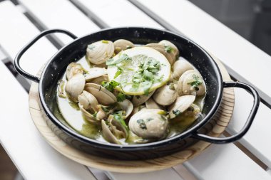 sarımsak ot ve beyaz şarap seafood sos haşlanmış midye