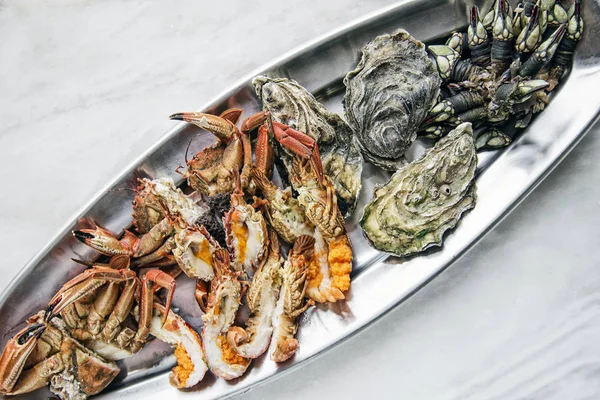 Karışık taze deniz ürünleri seçimi gurme yemek tabağı masaya ayarla. — Stok fotoğraf