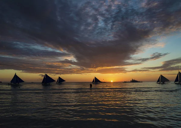 Barche a vela al tramonto boracay isola tropicale Filippine — Foto Stock