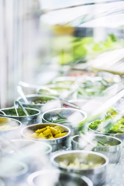 Salata büfesi taze karışık sebze görüntülemek — Stok fotoğraf