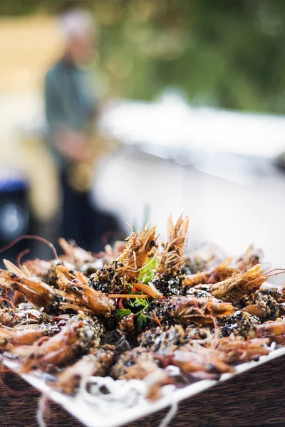 Gourmet kampot pimienta salsa gambas en moderno bar al aire libre —  Fotos de Stock