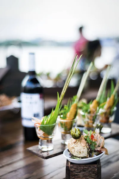 Snack de tapas gourmet en el moderno bar al aire libre al atardecer —  Fotos de Stock