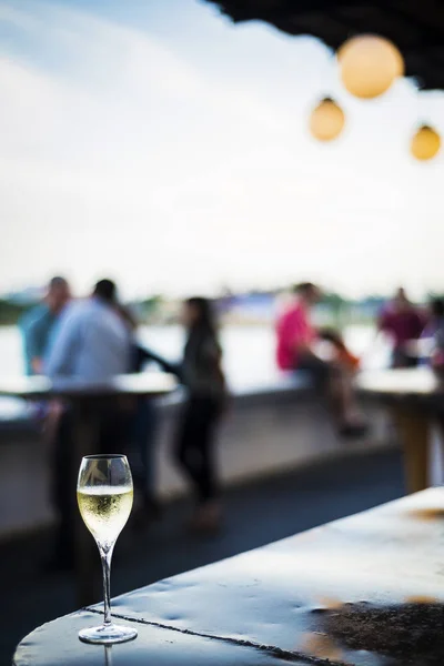 Taça de champanhe no moderno bar ao pôr-do-sol — Fotografia de Stock