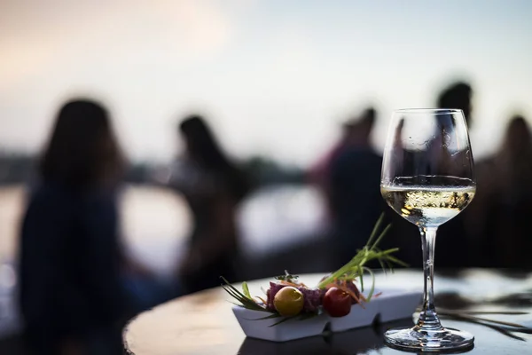 Glas witte wijn met gastronomische food tapa snacks buiten — Stockfoto