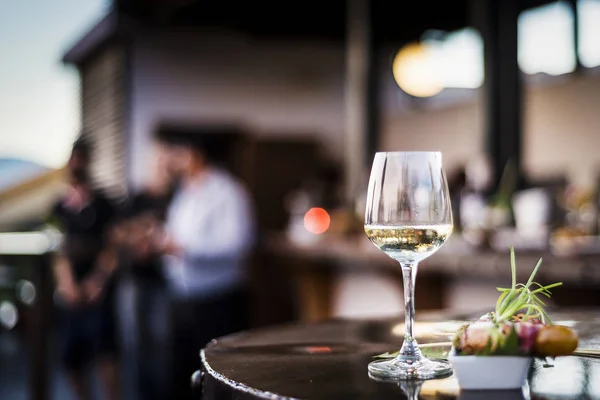 Glass of white wine with gourmet food tapa snacks outside — Stock Photo, Image