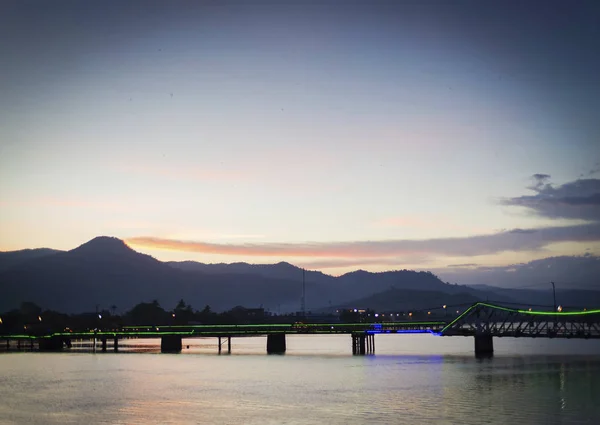 Vista del viejo puente en Kampot ciudad cambodia al atardecer — Foto de Stock