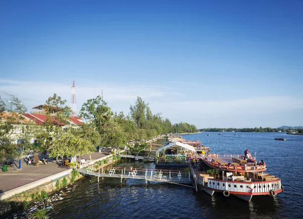 Utsikt över floden båt restauranger i kampot staden Kambodja — Stockfoto