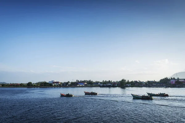 Visa av traditionella fiskebåtar på kampot river i Kambodja — Stockfoto