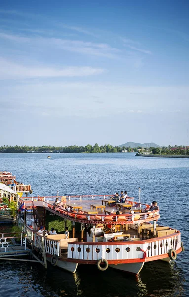 Nehir tekne Restoran kampot kasaba Kamboçya'da görünümünü — Stok fotoğraf