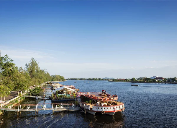 Pohled na říční lodi Restaurace v Kambodži městě kampot — Stock fotografie