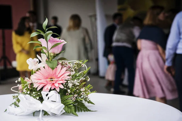 Simple flower arrangement decoration detail at wedding ceremony — Stock Photo, Image