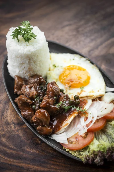 Kambodjas traditionella khmer nötkött lok lak måltid — Stockfoto